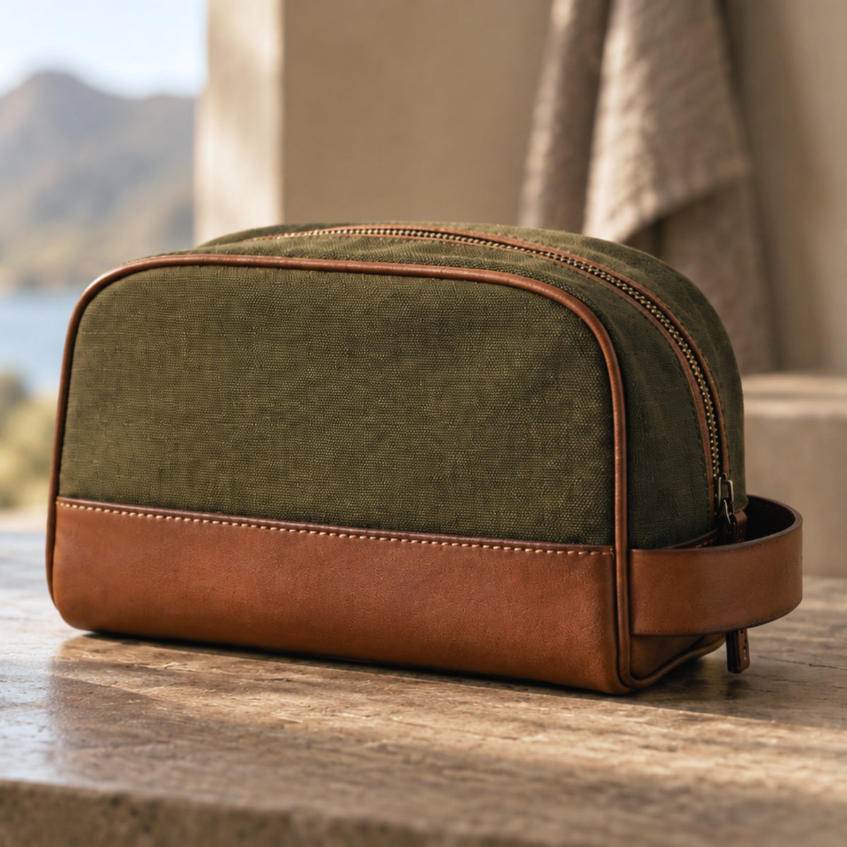 Trousse de toilette Glen en toile et cuir posée sur un plan de toilette