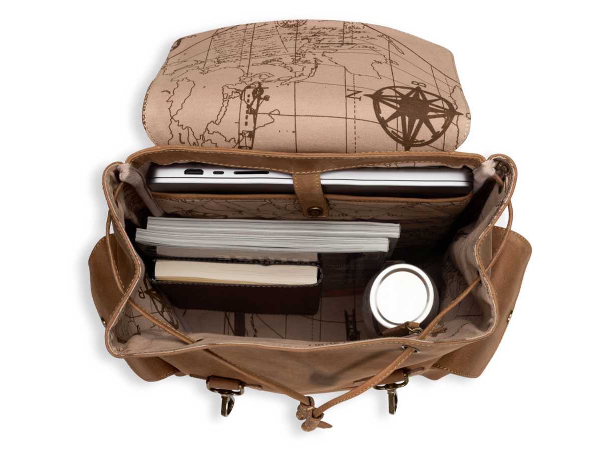 Geöffneter Lederrucksack »Bruce« mit Laptop im Innenfach und bedrucktem Baumwollfutter