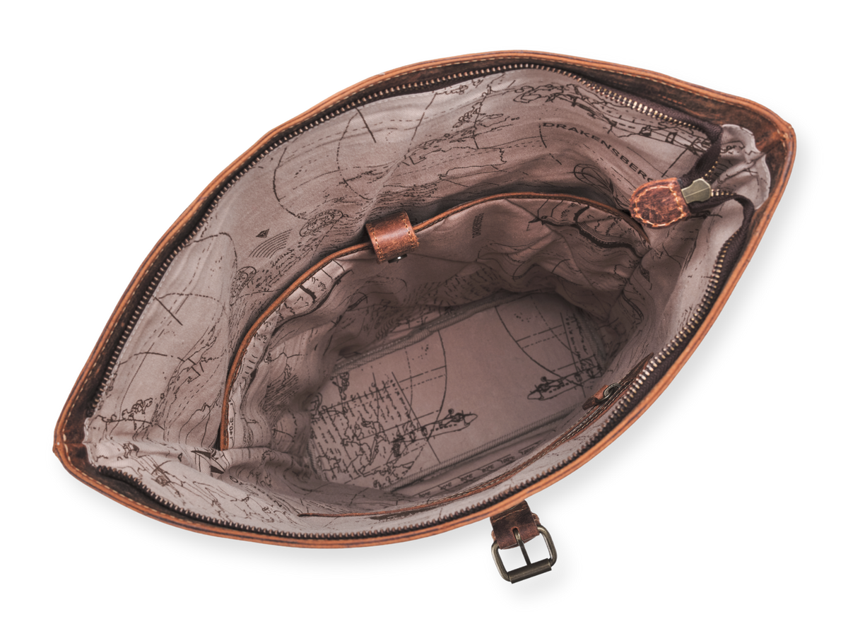 Innenraum des Lederrucksacks Ryan mit Laptopfach, Reißverschlussfach und bedrucktem Futter