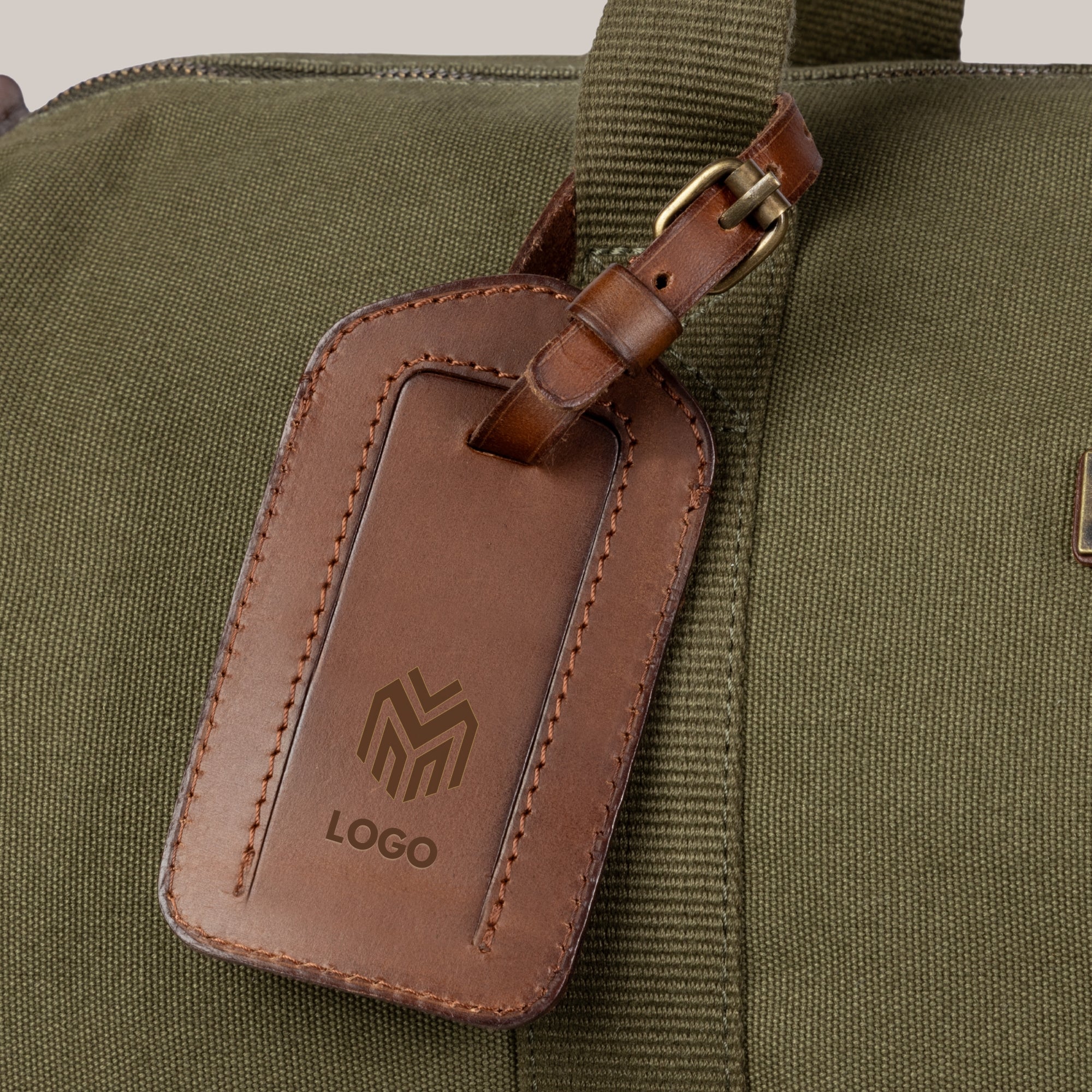 Weekender Tasche als Werbegeschenk - Beispiel - Muster von einem Logo-Branding auf Gepäckanhänger aus Leder 1-1