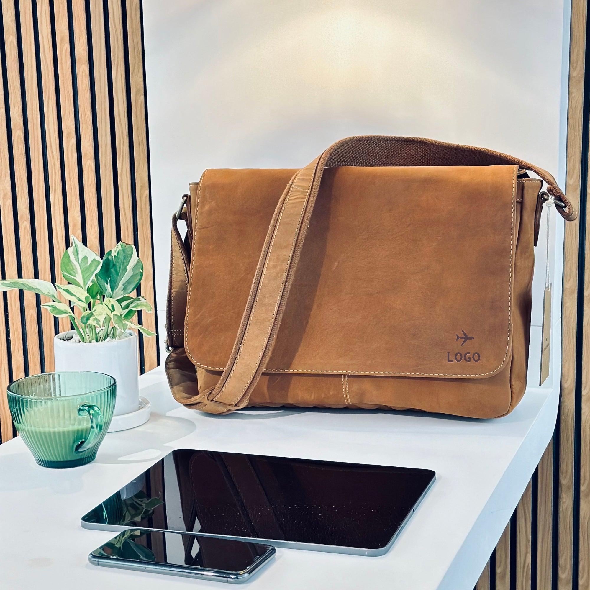 Umhängetasche aus Leder als Werbegeschenk - Beispiel - Muster von einem Logo-Branding auf Messenger Bag 1-1