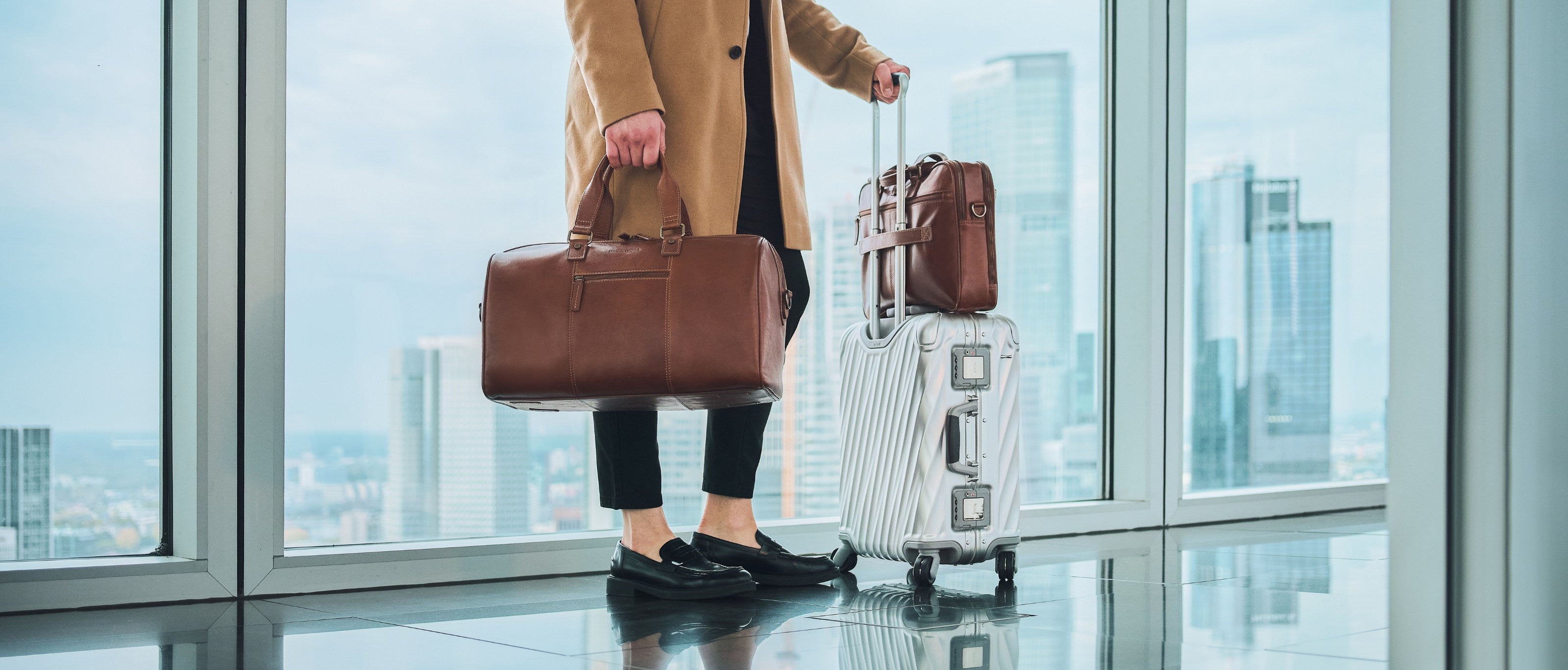 Mann steht vor Skyline - Hochwertiges Business-Reisegepäck aus Leder - Die neue Lamont Kollektion von DRAKENSBERG