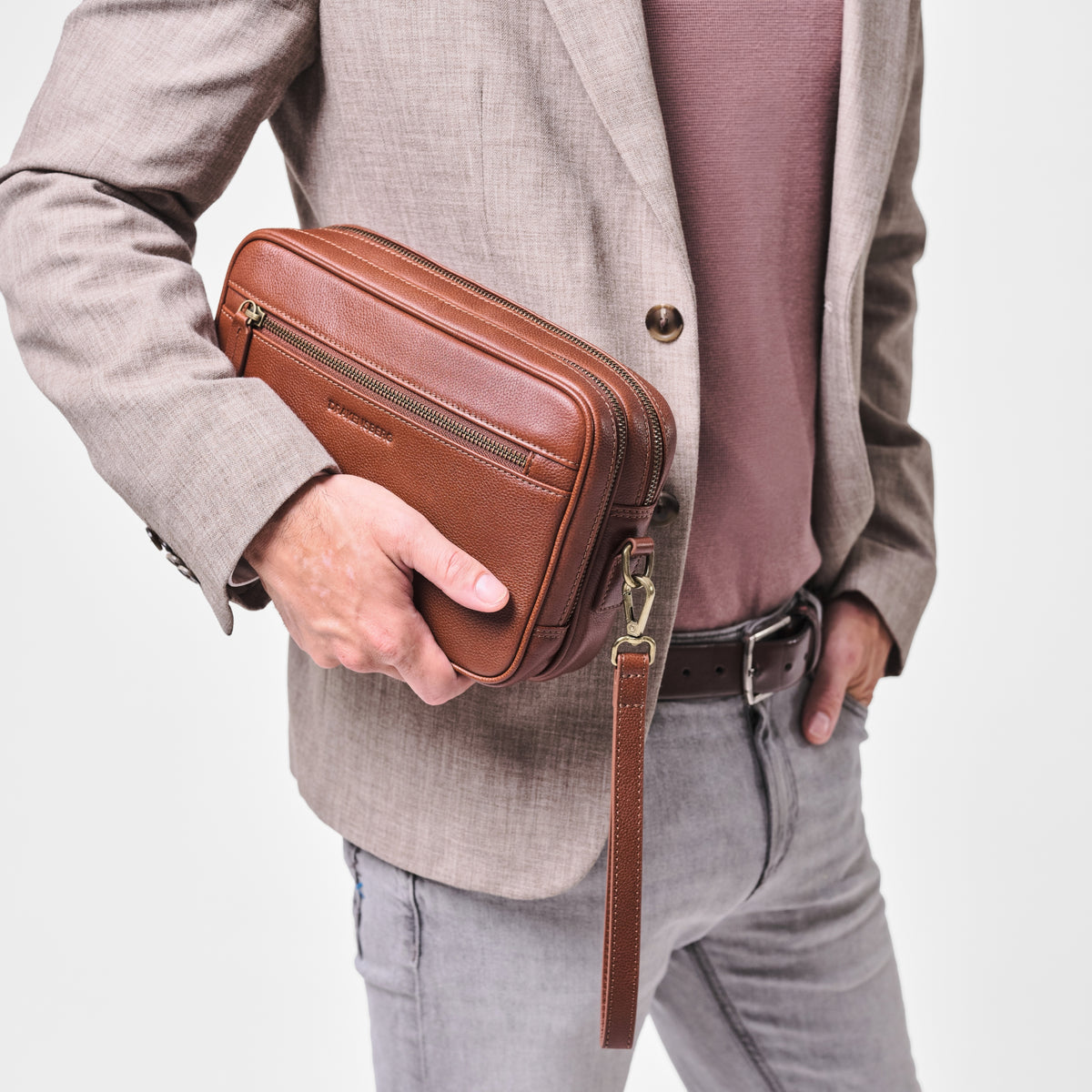 Pochette Roberto Marron châtaigne portée en travers du corps