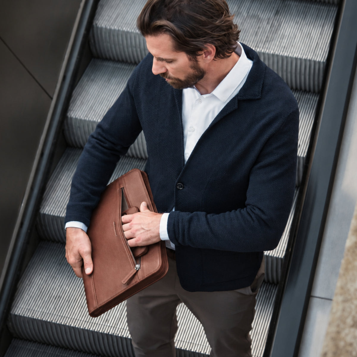 Conférencier Flavio Marron châtaigne porté dans un escalator