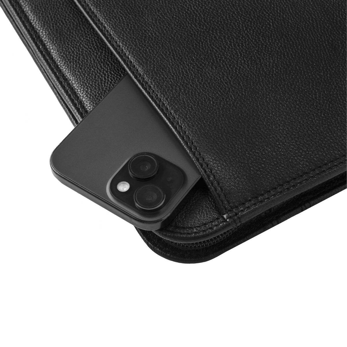 Téléphone dans la poche ouverte au dos du conférencier Flavio noir