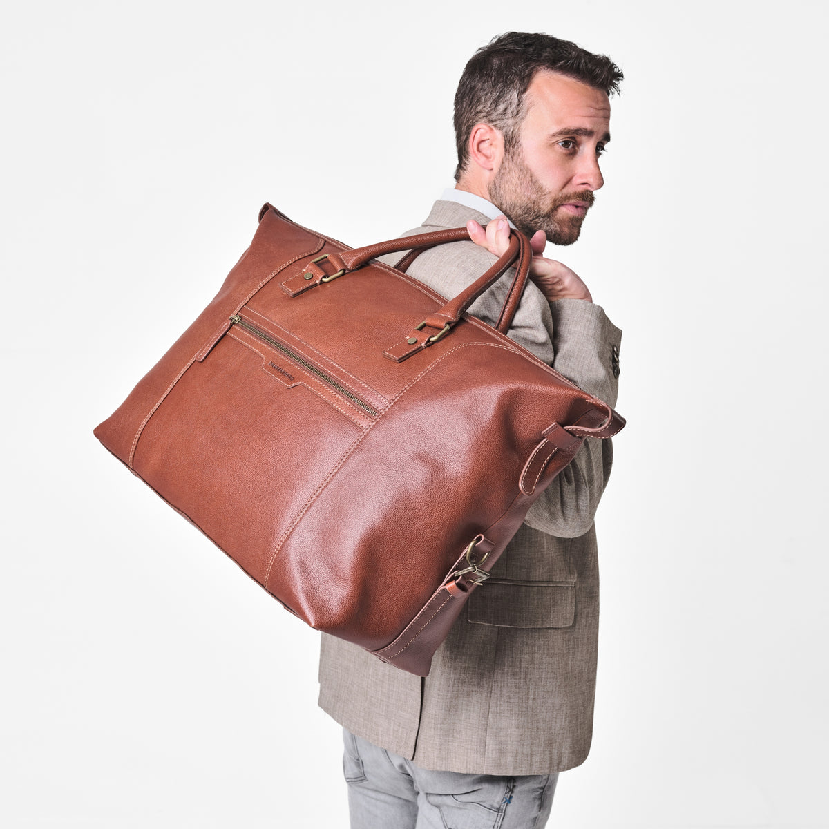 Model trägt Marcello in Kastanien-Braun als großzügige Tote Bag