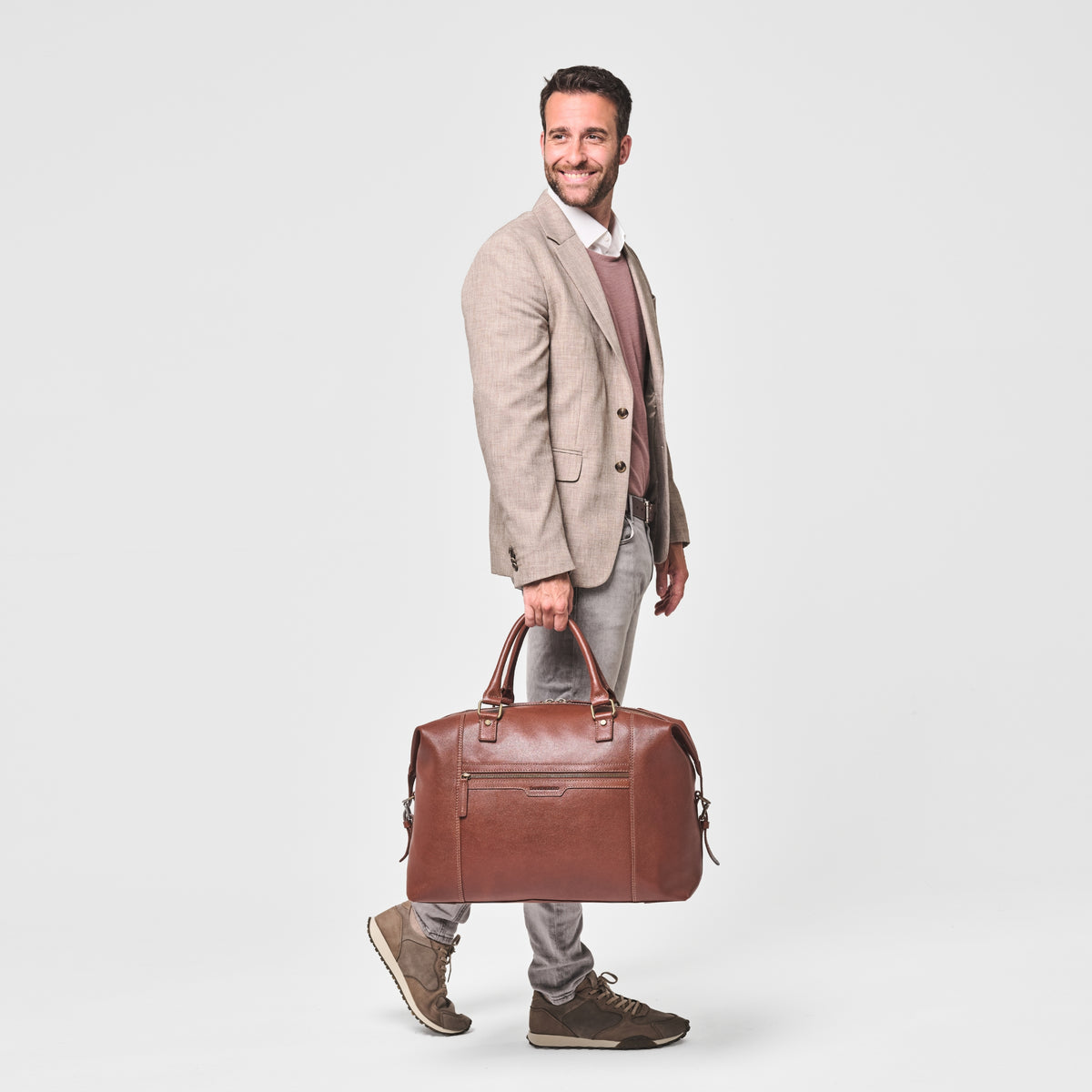 Model trägt die Reisetasche Marcello in Kastanien-Braun
