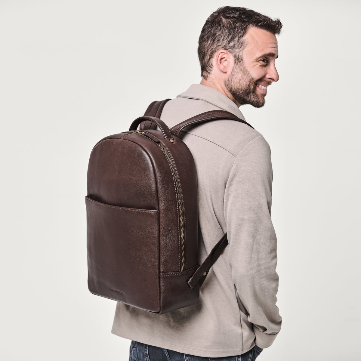 Antonio in Schoko-Braun als Lederrucksack am Model