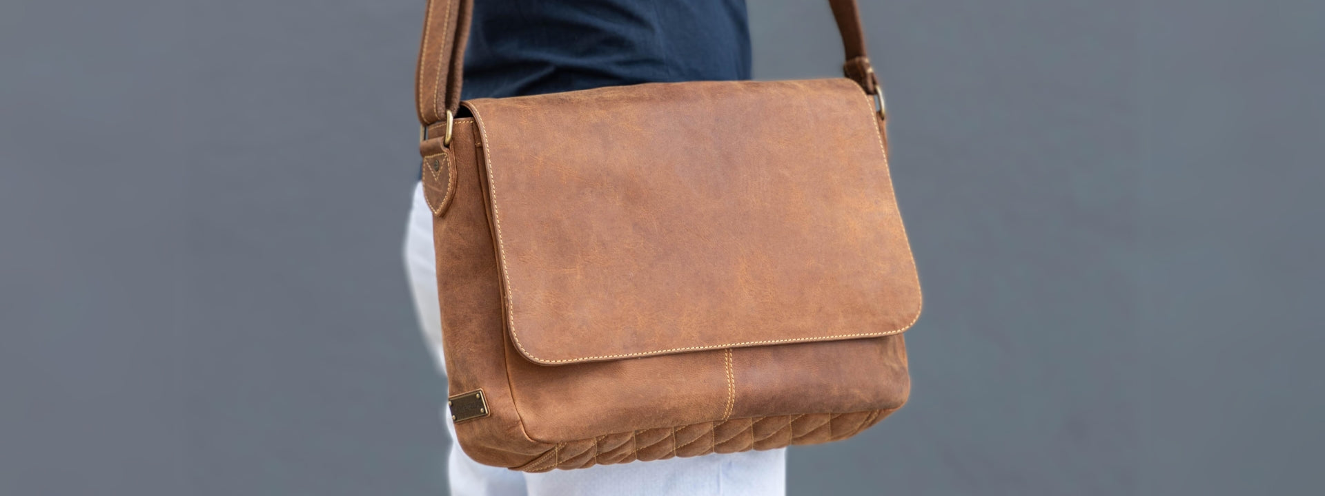 Leder Messenger Bags für Herren und Damen von DRAKENSBERG, praktische Arbeitstaschen und Business Taschen mit Laptopfach - nachhaltig handgemacht - 16-9