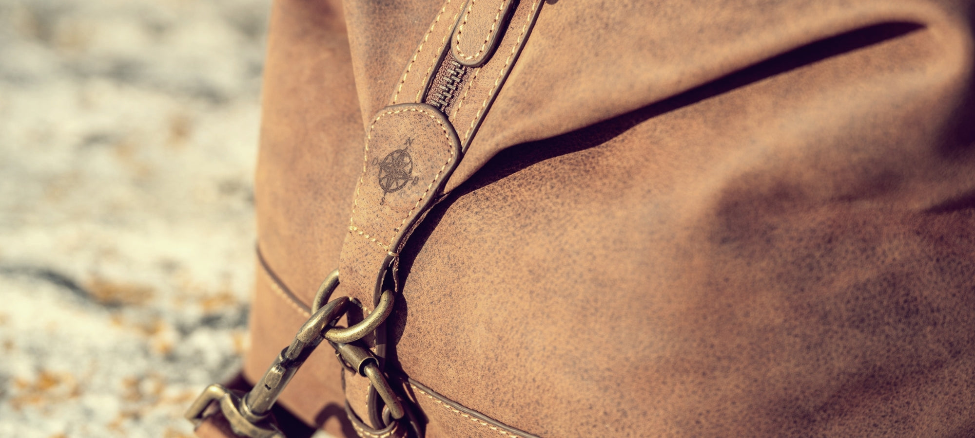 Hochwertiges und vollnarbiges Büffel-Leder, vegetabil gegerbt, natürlich und nachhaltig