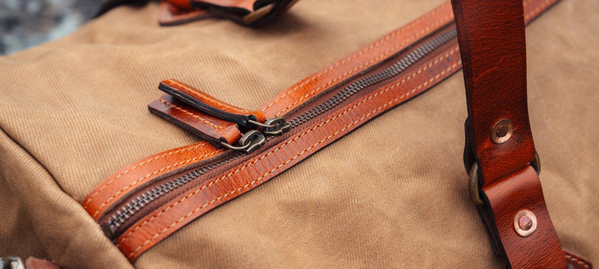 Wasserabweisendes Canvas mit Wachsschicht mit robustem Sattelleder und Kupfernieten