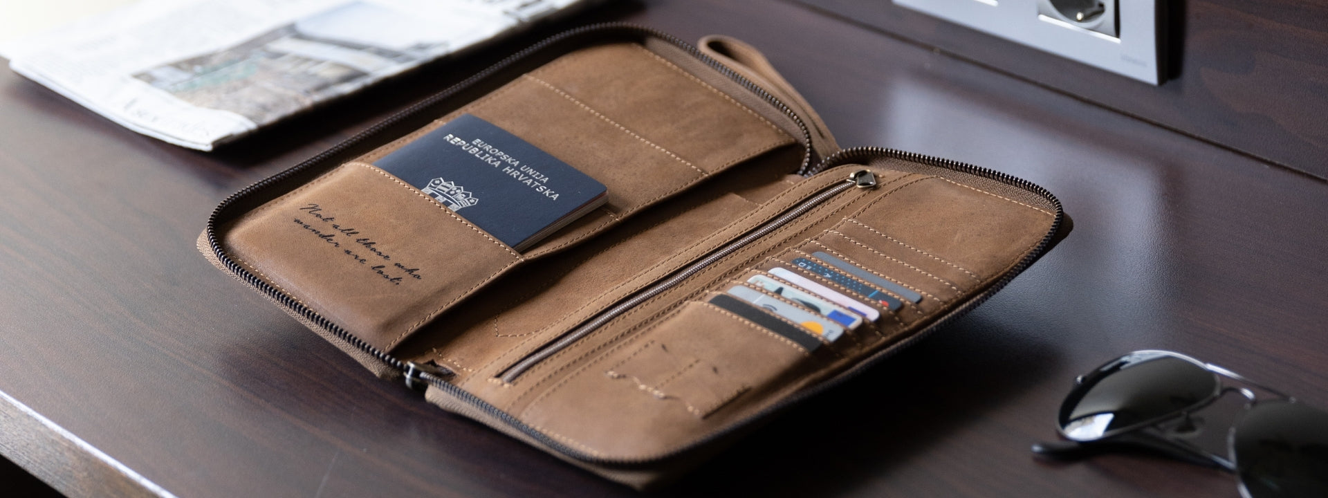 Hochwertige Leder Reisebrieftaschen und Reise-Geldbeutel mit Reißverschluss - praktische Reisepass-Organizer für Herren und Damen, nachhaltig handgemacht - 16-9