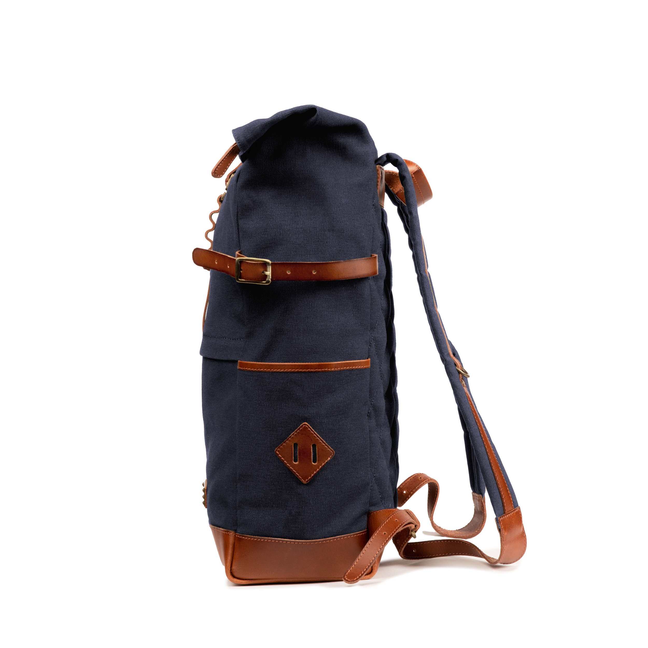 Seite mit Leder-Riemen und Fach für Wasserflasche von Canvas Rucksack Wyatt in dunkelblau