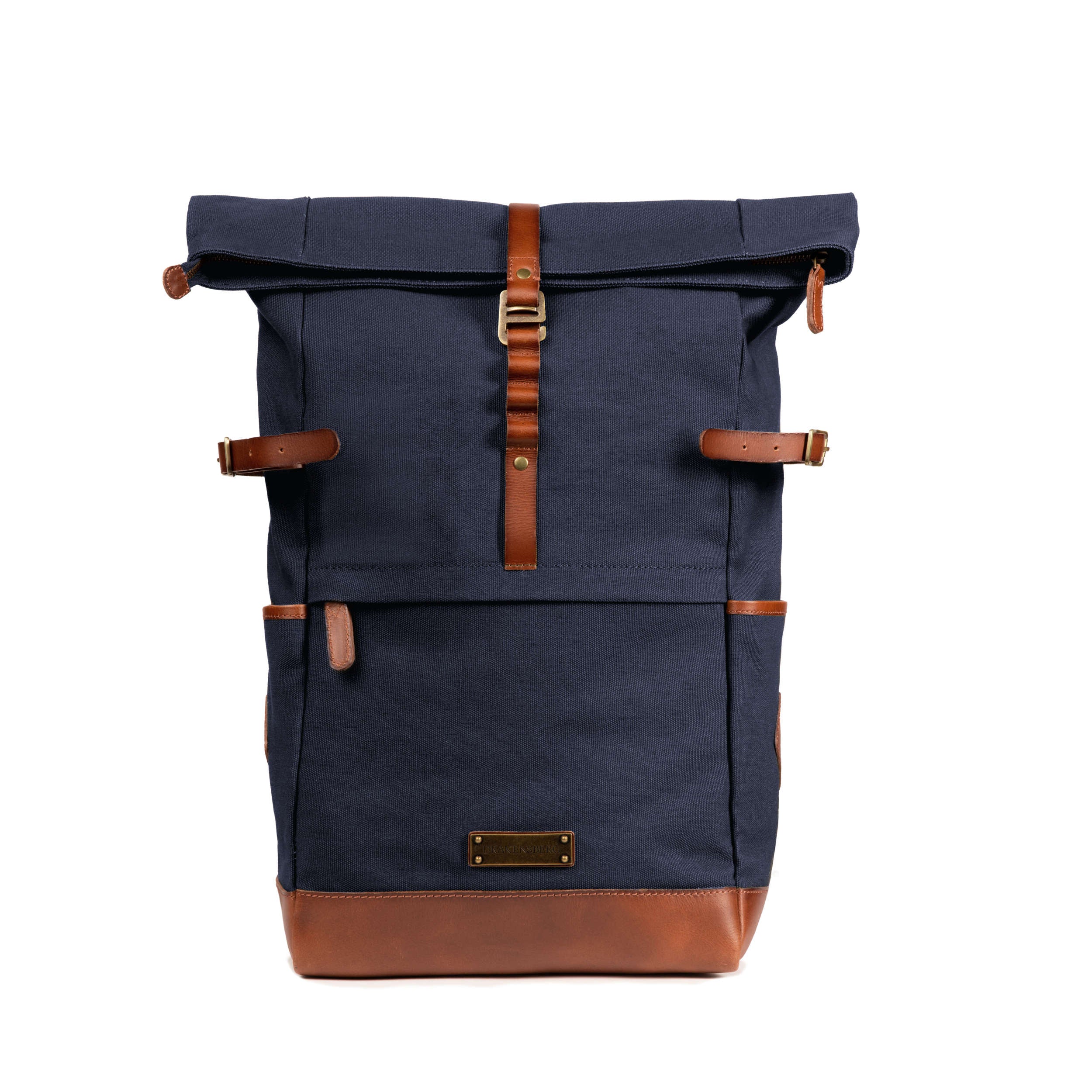 Rucksack Canvas Wyatt von DRAKENSBERG in dunkelblau mit braunem Leder-Elementen, hochwertig und nachhaltig, frontal von vorne