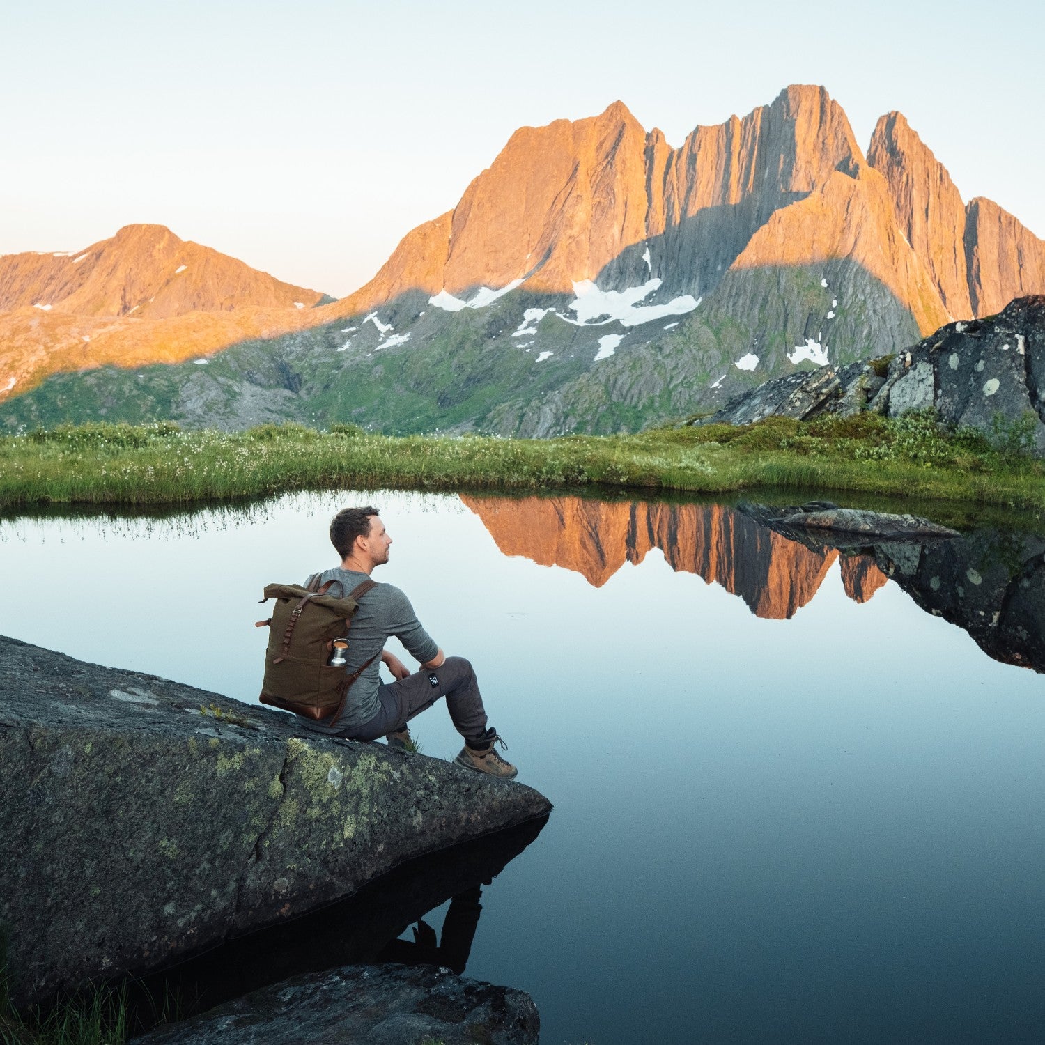 Mann steht vor Bergkulisse mit einem Canvas Rucksack von Drakensberg