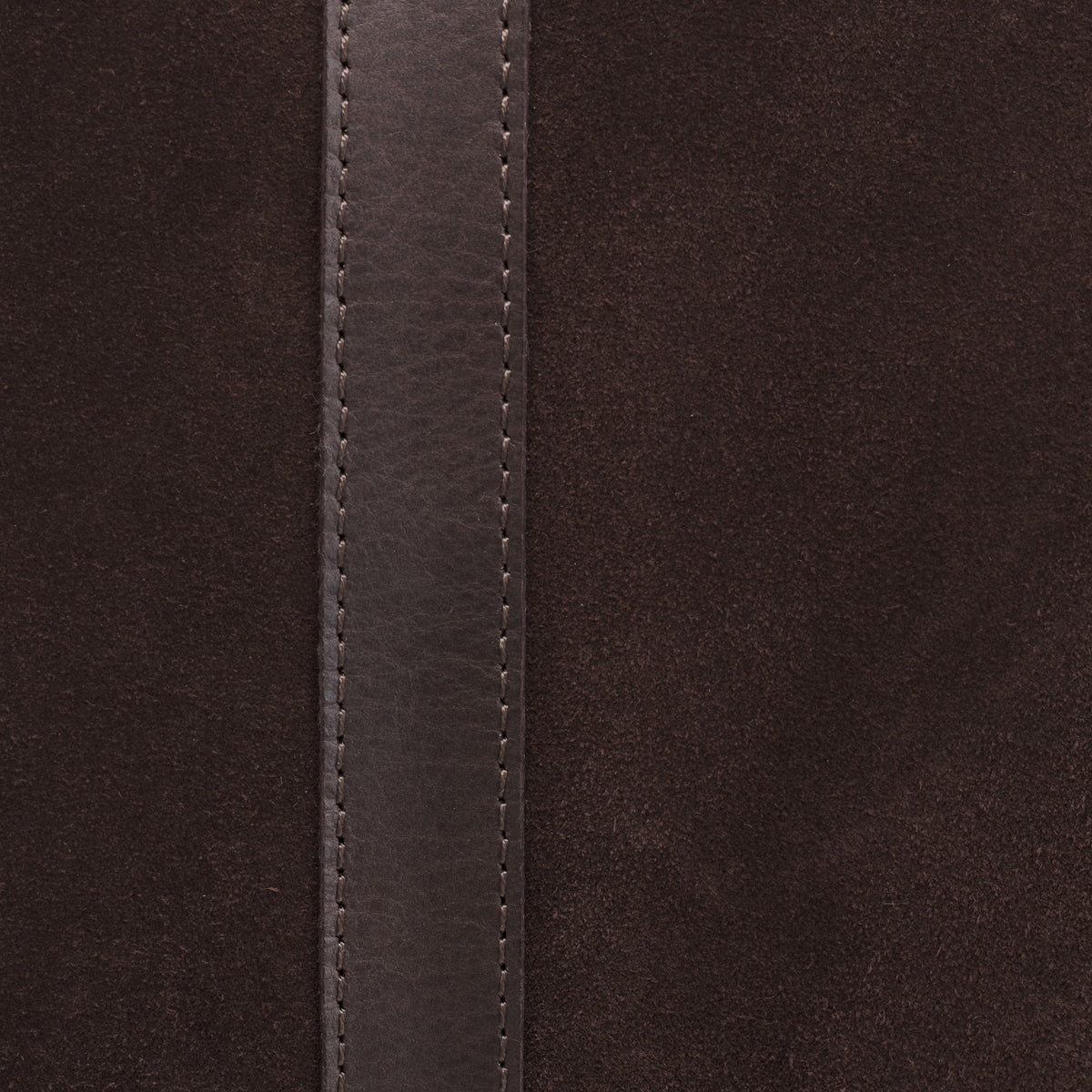 Detailaufnahme von braunem Rindsveloursleder mit Rahmen aus glattem Büffelleder