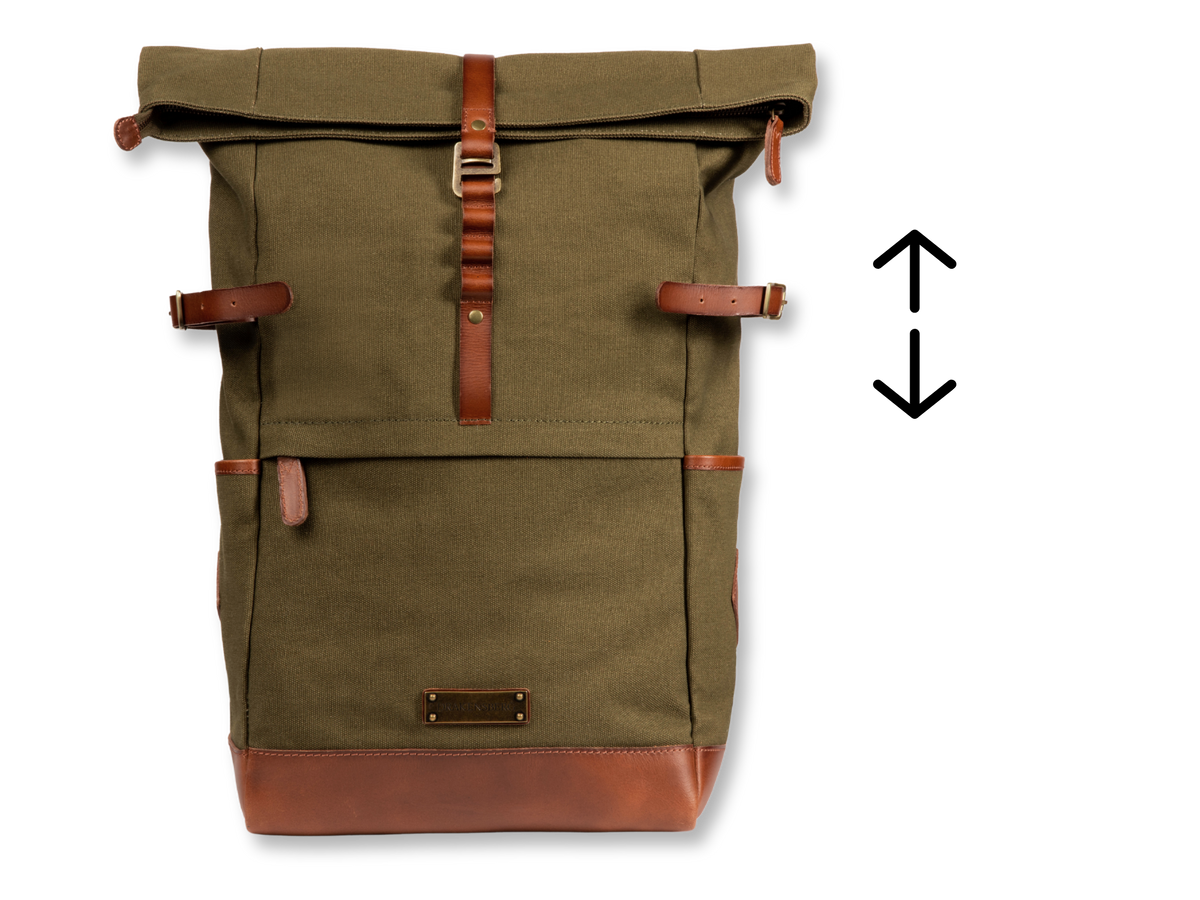 Sac à dos rolltop Wyatt en toile et cuir, avec une double flèche indiquant le volume extensible.