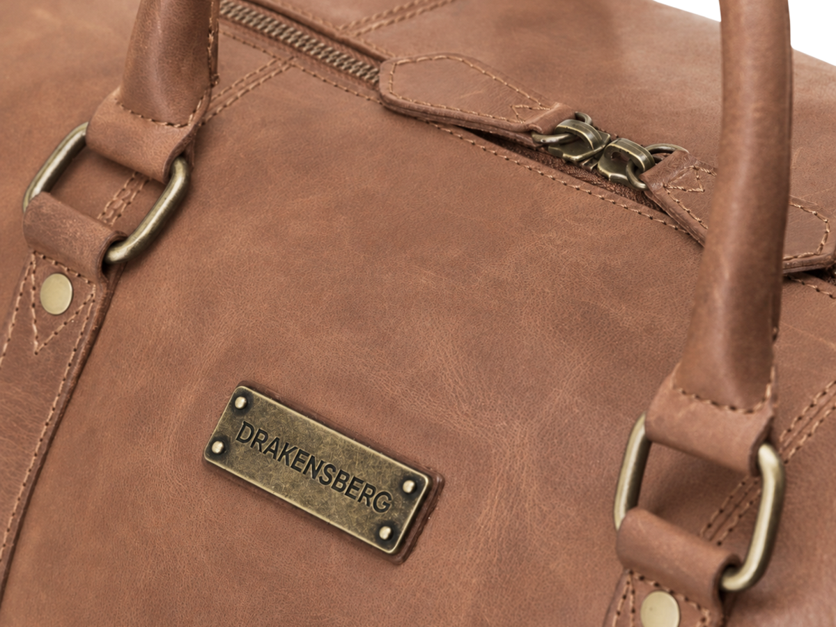 Detail von Leder und Metallreißverschlüssen der Reisetasche Finn