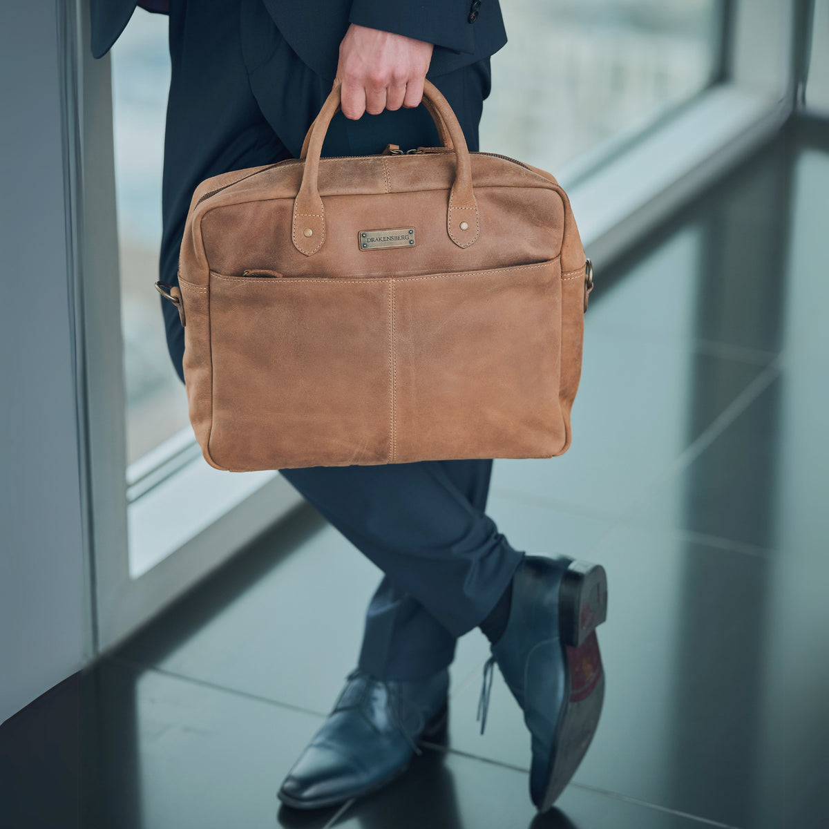 Sac business en cuir Hugo en Marron havane – porté à la main
