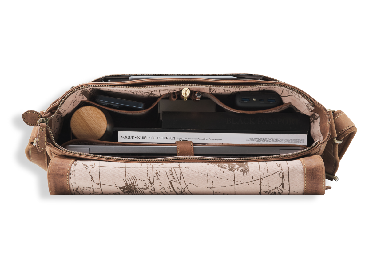 Geöffnete Messenger Bag Leon mit Laptop, Innenfächern und bedrucktem Baumwollfutter