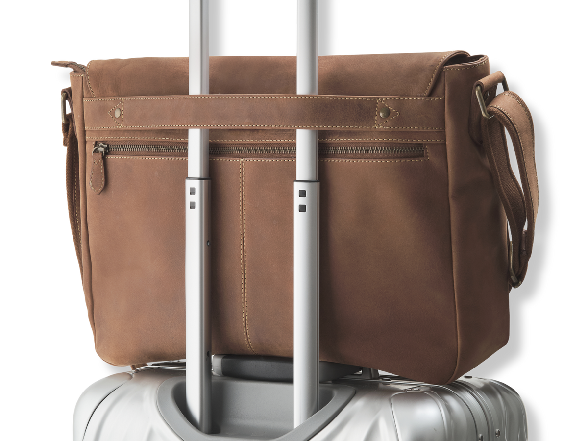 Rückseite der Messenger Bag Leon mit Aufstecklasche am Trolleygriff