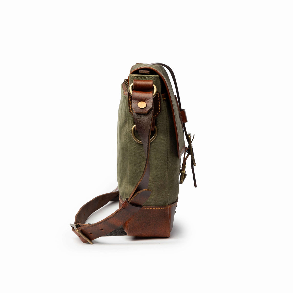 Vue de côté du sac bandoulière Nate en toile avec bordure en cuir et fixation de la bandoulière
