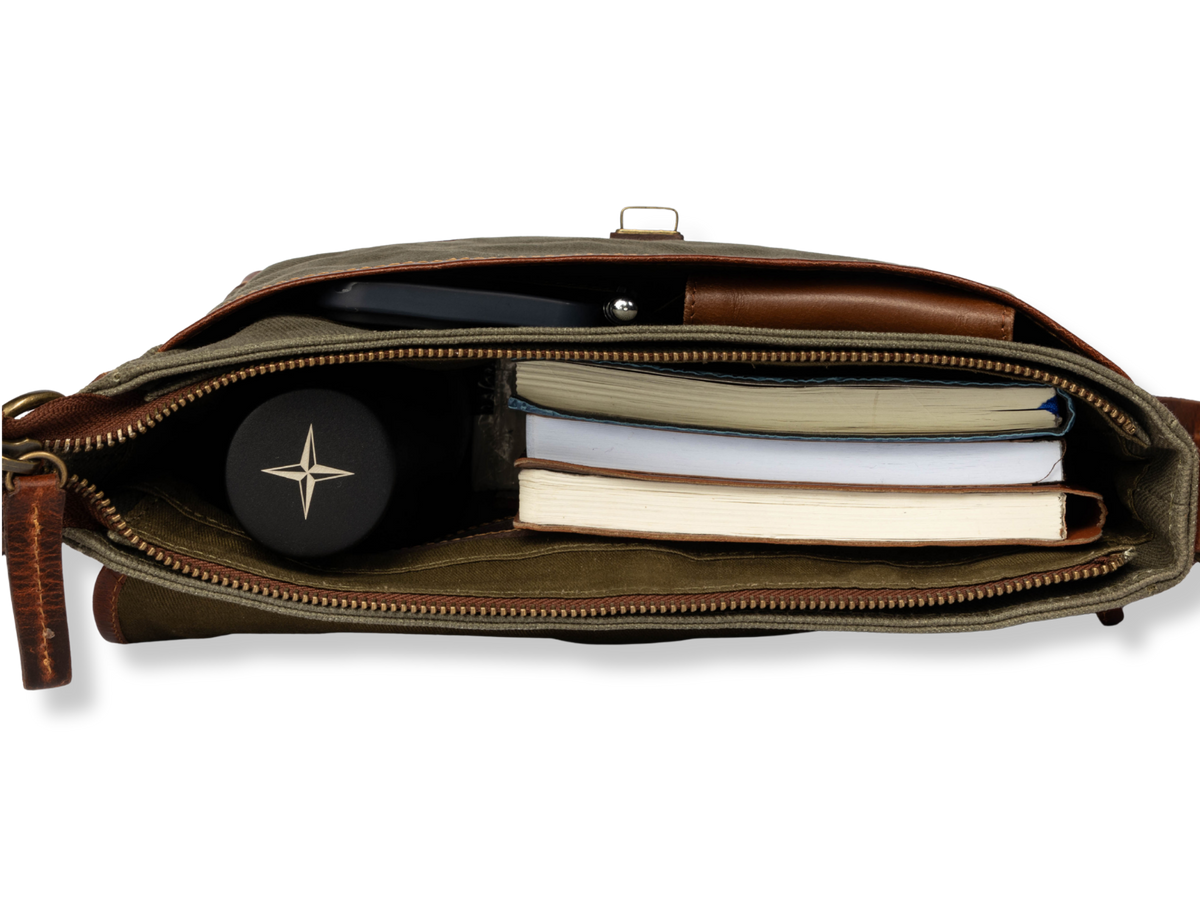 Intérieur du sac bandoulière Nate en toile avec fermeture principale ouverte