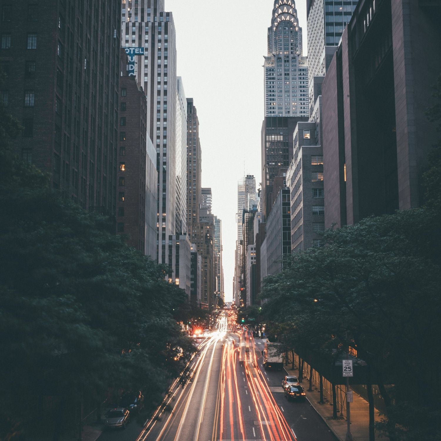 Straßenschlucht in New York mit Hochhäusern und Lichtspuren