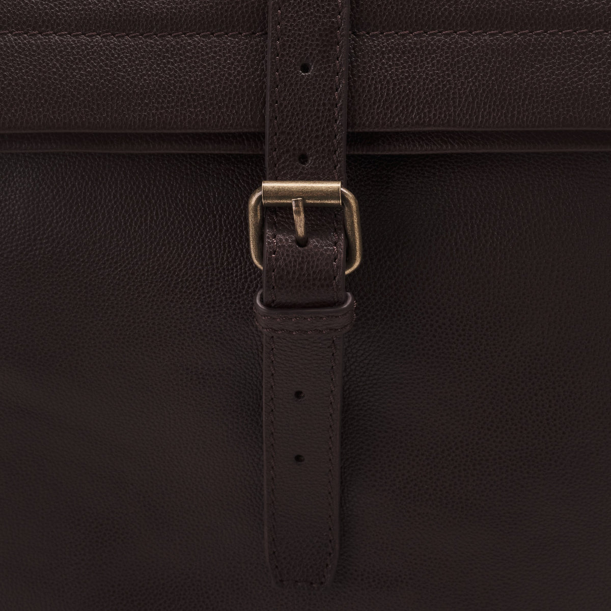 Gino Rolltop-Rucksack in Schoko-Braun – Lederriemen und Verschlussdetail