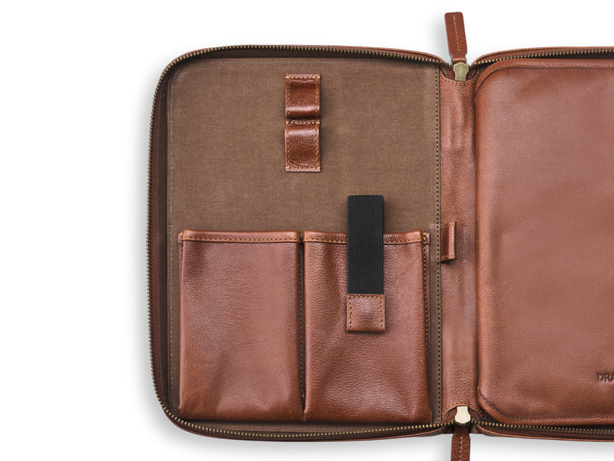 Innentaschen, Kabelschlaufen und Stiftehalter der Tablet-Tasche Nolan aus Büffelleder