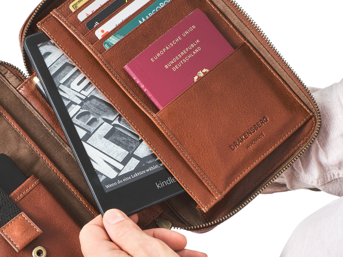 Reise-Organizer Kate mit eReader im vorgesehenen Fach