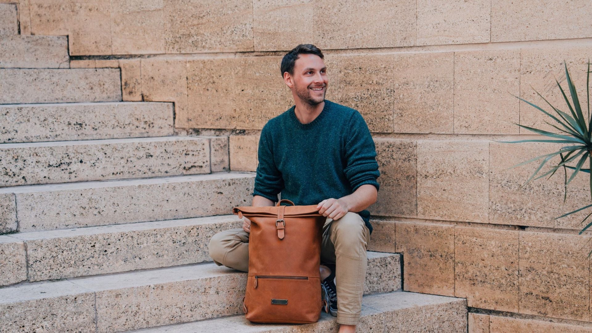 Leder Rolltop Rucksack für Damen und Herren, Ryan, mit Laptopfach, nachhaltig handgemacht - Video2