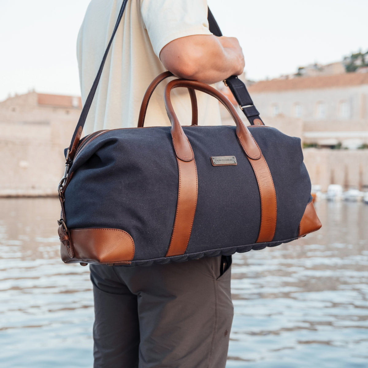 Kompakter Weekender David aus Canvas und Leder in Marine-Blau – getragen