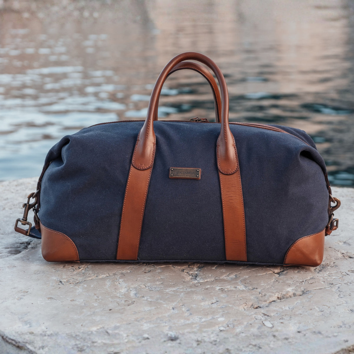 Compact David weekender in canvas and leather in Navy Blue – still life