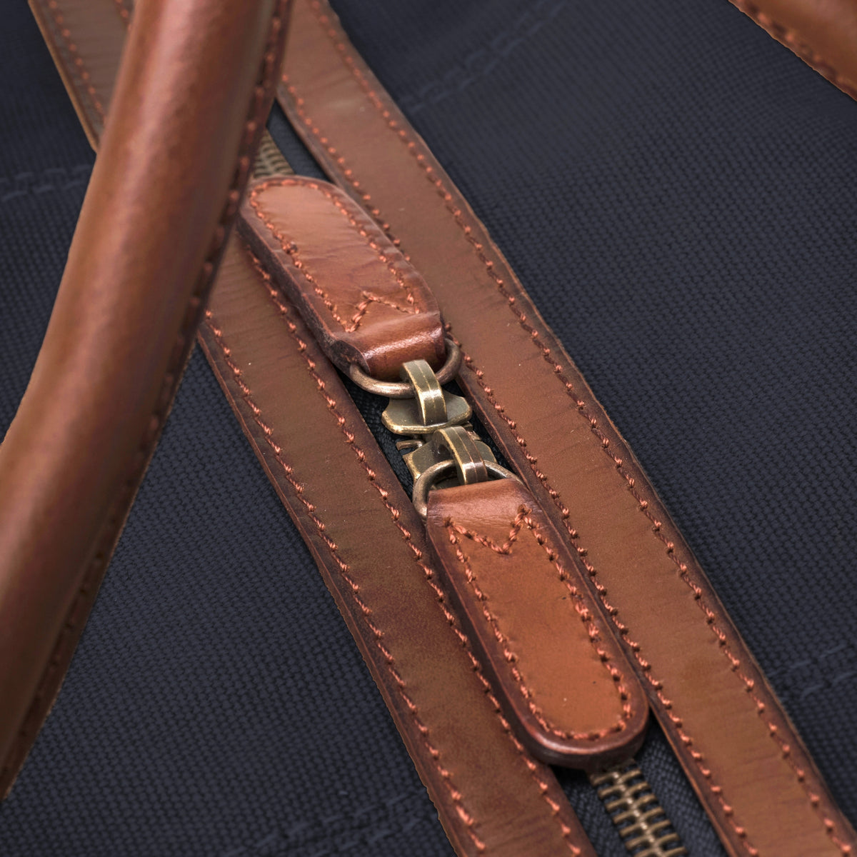 Großer Weekender David aus Canvas und Leder in Marine-Blau – Detail des YKK-Reißverschlusses
