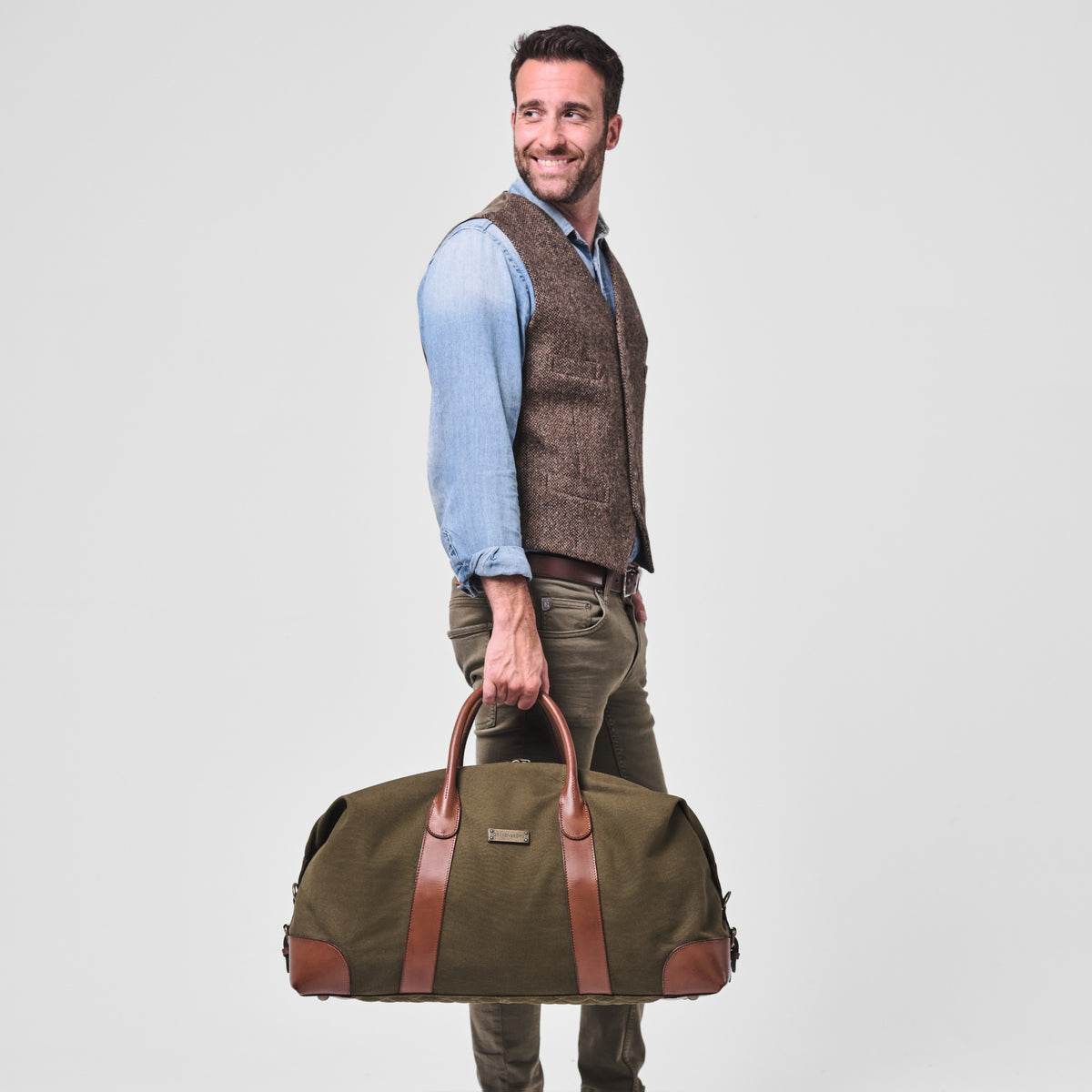 Großer Weekender David aus Canvas und Leder in Oliv-Grün – getragen