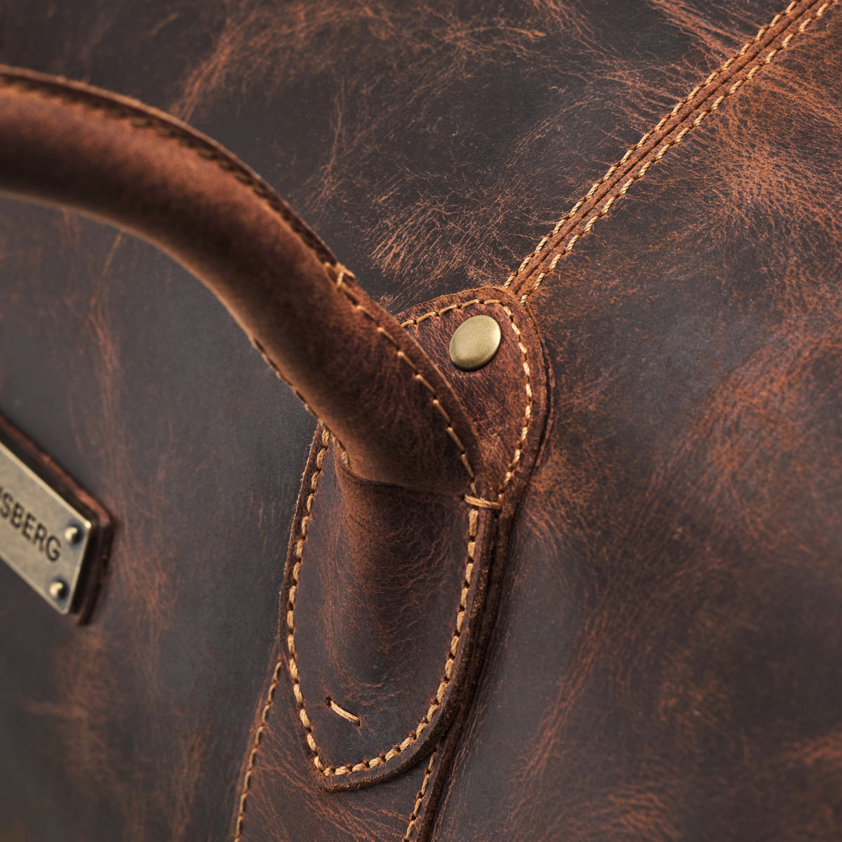 Großer Leder-Weekender David in Antik-Braun – Detail des Büffelleders