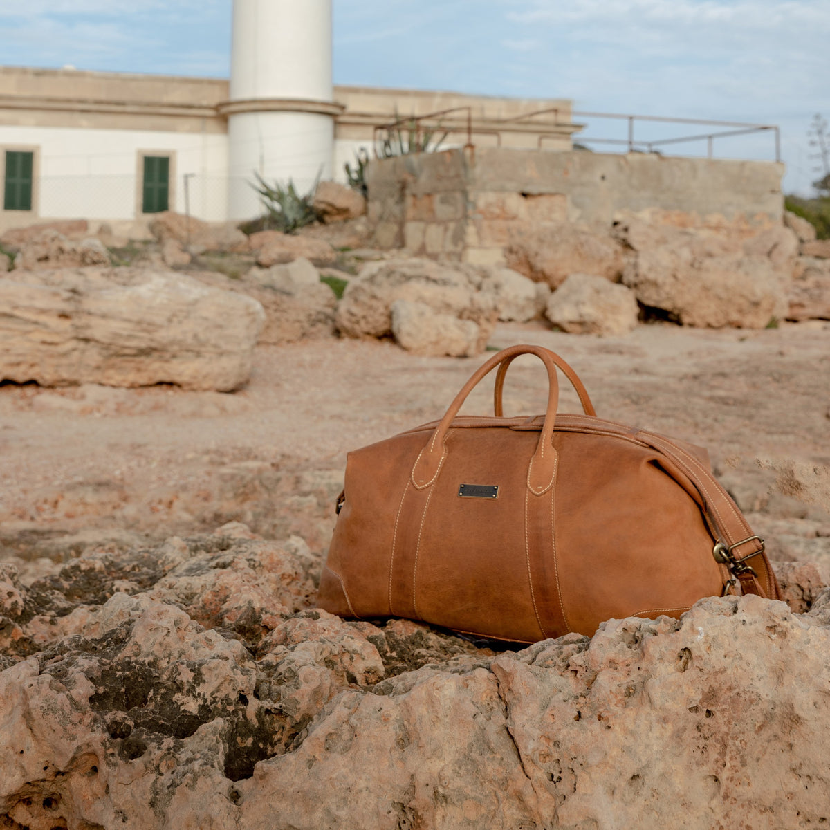 Großer Leder-Weekender David in Cognac-Braun – in einer Landschaft