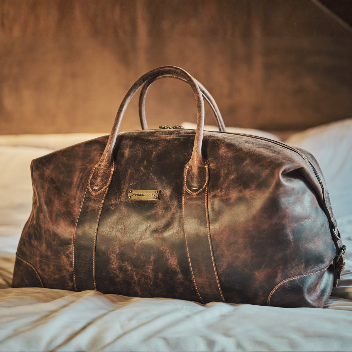 Großer Leder-Weekender David in Antik-Braun – Stillleben