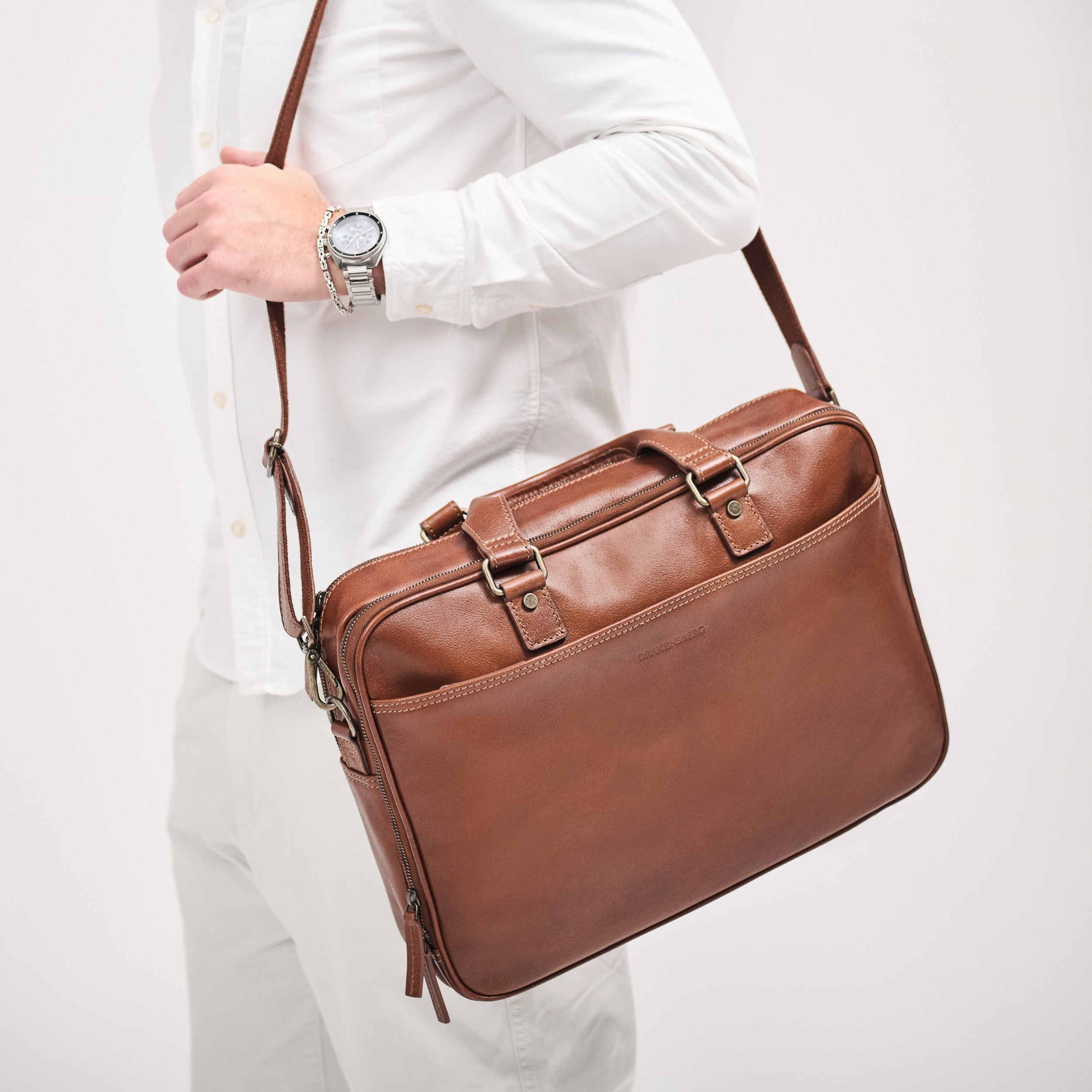 Aurelio in Kastanien-Braun am Model