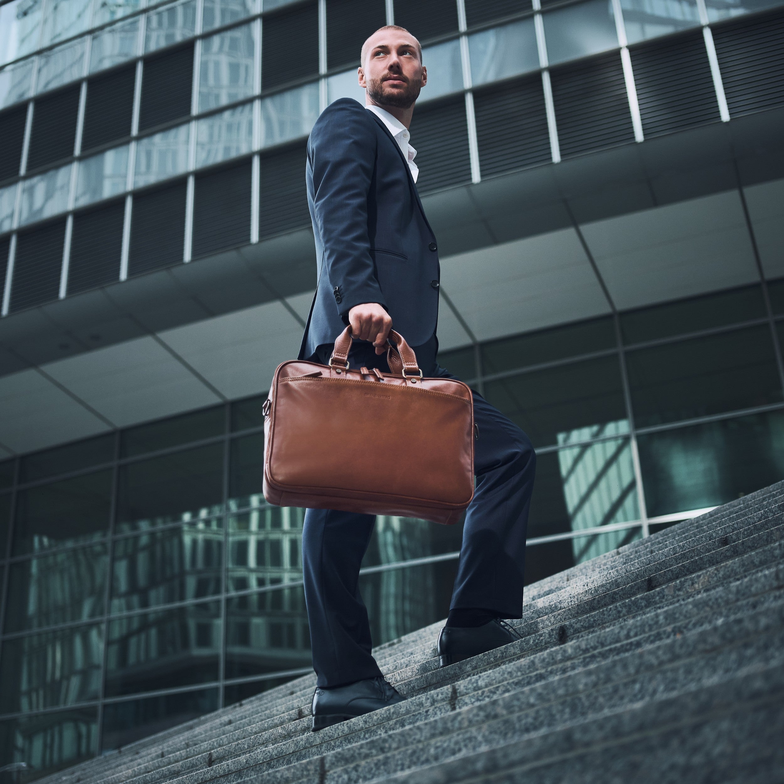 Aurelio in Kastanien-Braun als Business-Aktentasche am Model