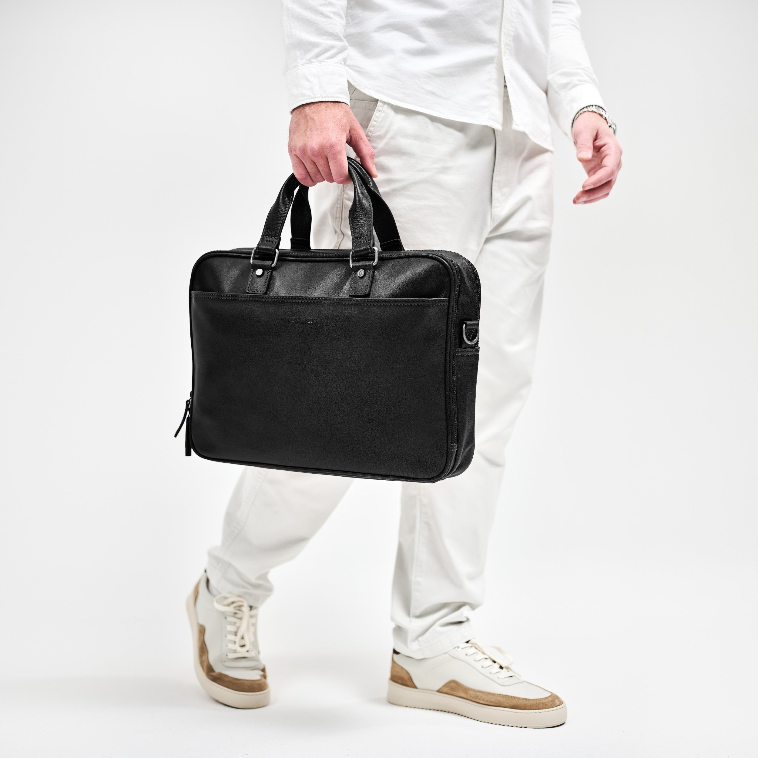 Aurelio in Schwarz als Business-Aktentasche am Model