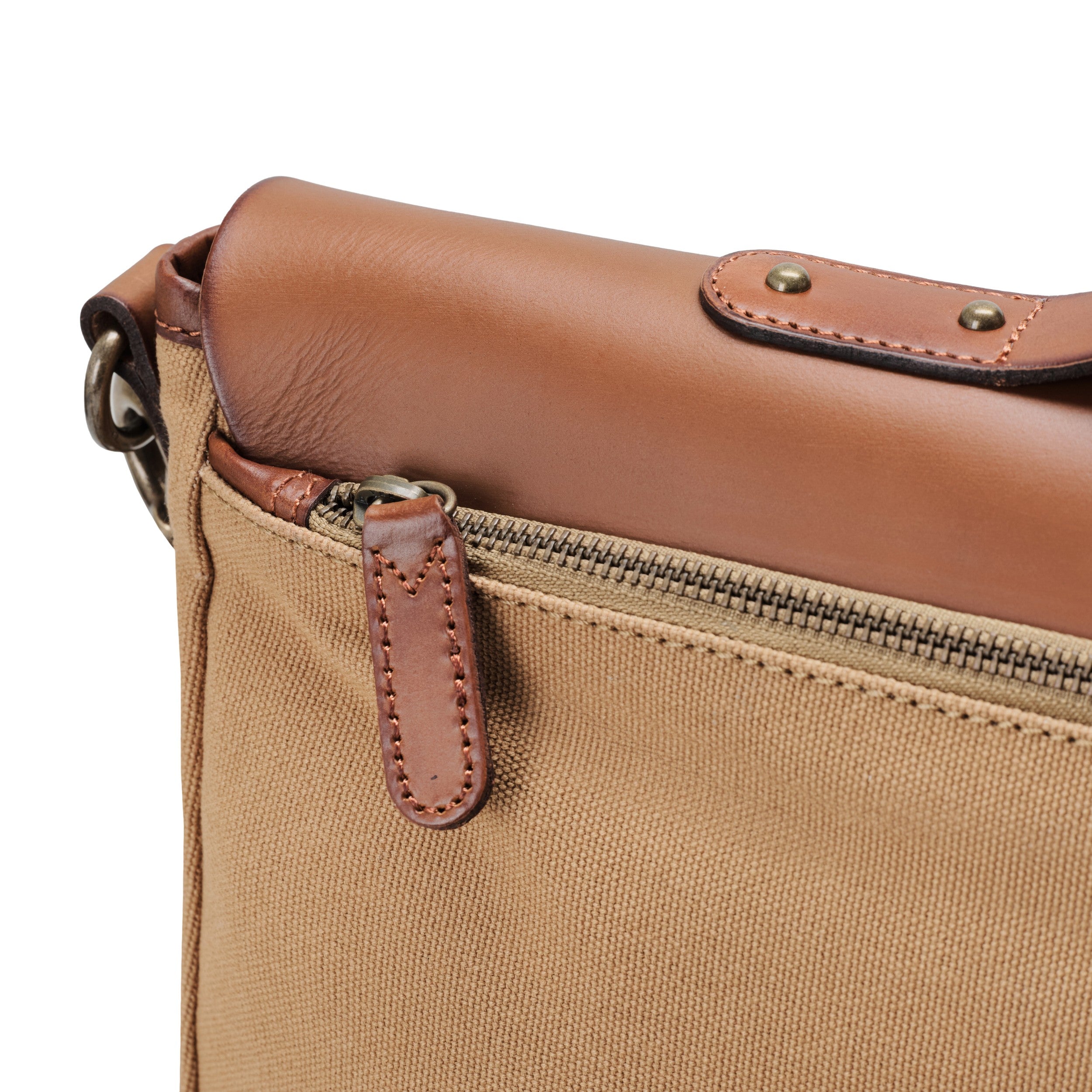 Aktentasche und Laptoptasche Herren aus Canvas und Leder, Milo, Khaki-Beige, mit 16" Laptopfach, handgemacht mit vielen Fächern -Detail eines Reißverschlussfachs