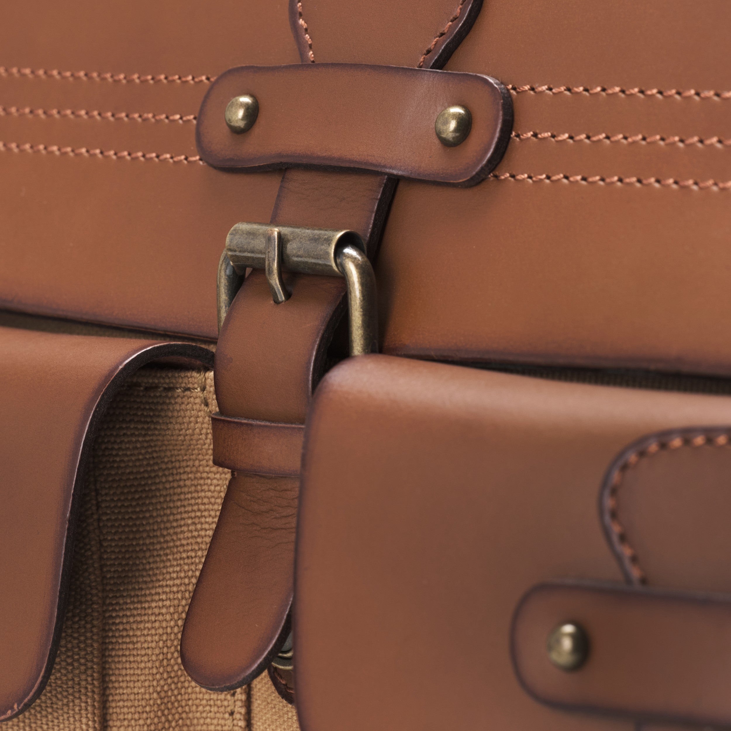 Aktentasche und Laptoptasche Herren aus Canvas und Leder, Milo, Khaki-Beige, mit 16" Laptopfach, handgemacht mit vielen Fächern - Detailbild mit Schnallen