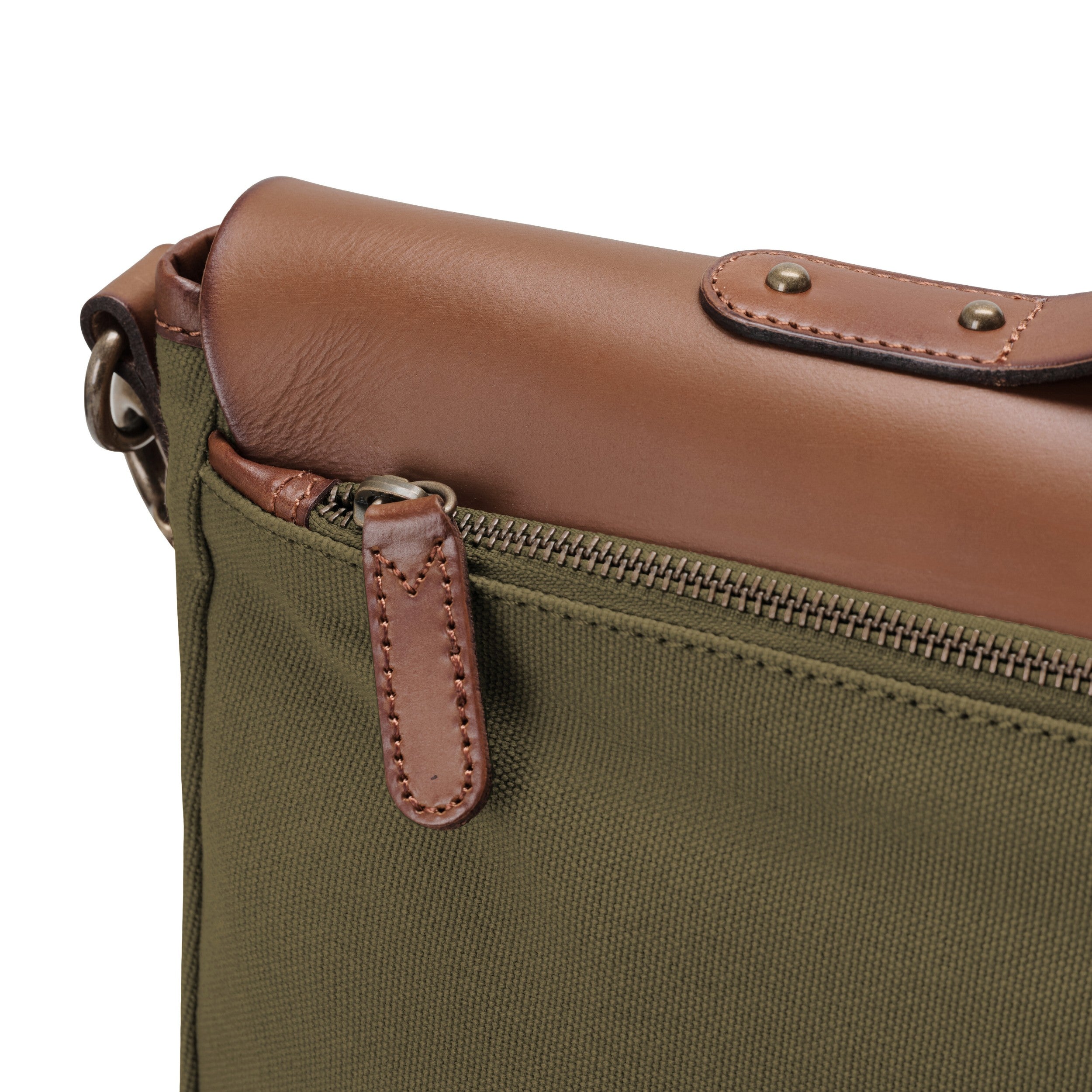 Aktentasche und Laptoptasche Herren aus Canvas und Leder, Milo, Oliv-Grün, mit 16" Laptopfach, handgemacht mit vielen Fächern -Detail eines Reißverschlussfachs
