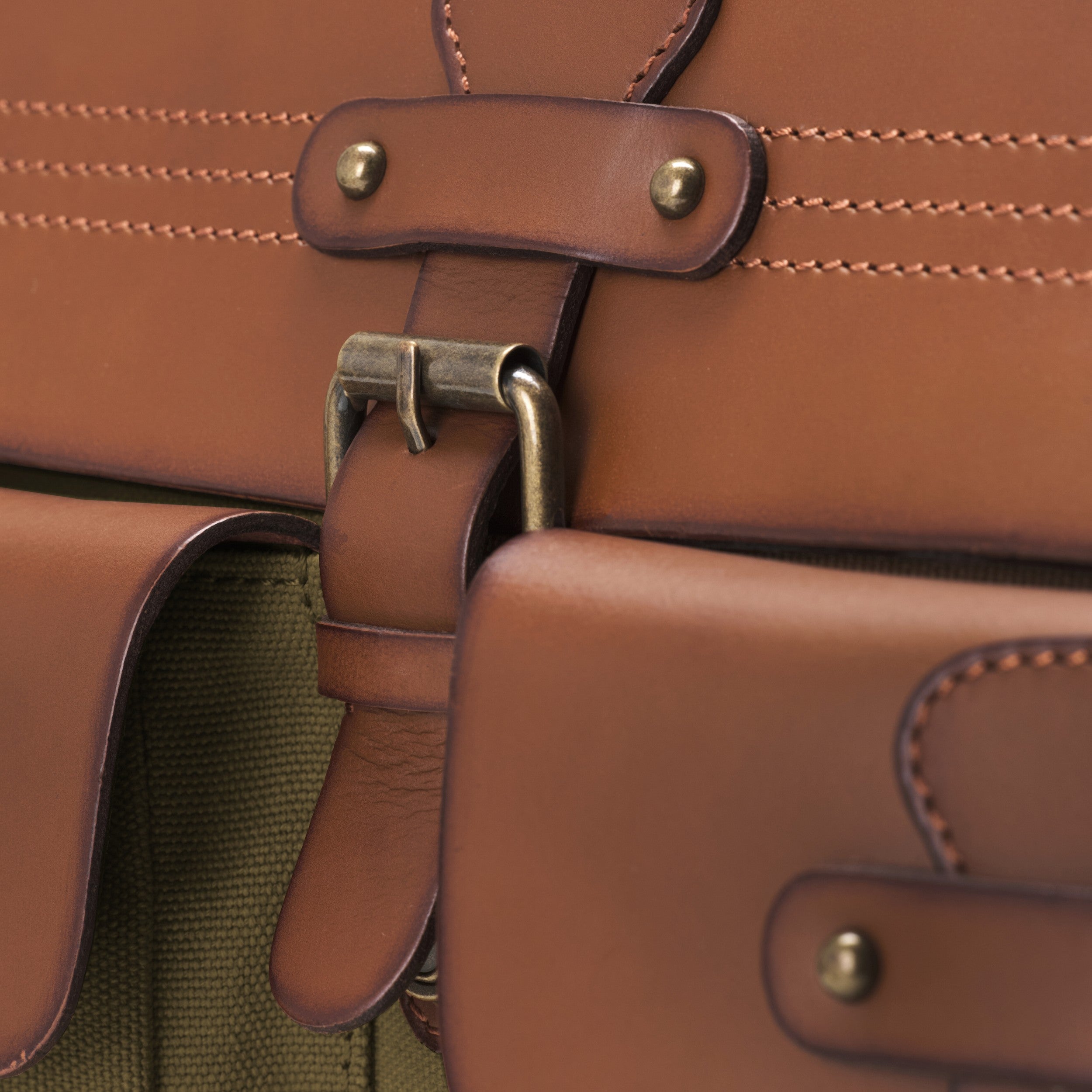 Aktentasche und Laptoptasche Herren aus Canvas und Leder, Milo, Oliv-Grün, mit 16" Laptopfach, handgemacht mit vielen Fächern - Detailbild mit Schnallen