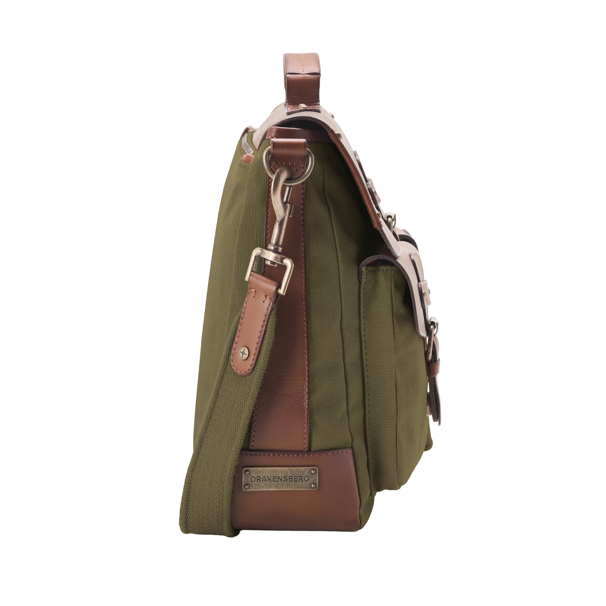 Aktentasche und Laptoptasche Herren aus Canvas und Leder, Milo, Oliv-Grün, mit 16" Laptopfach, handgemacht mit vielen Fächern - Seite der Tasche mit Logo-Metallschild