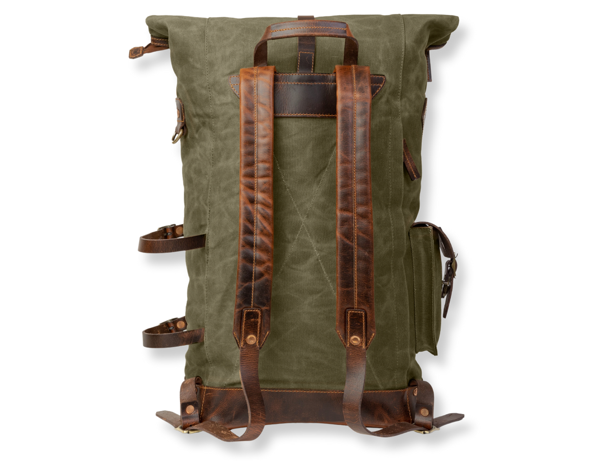 Handgefertigte Rückseite des Rucksacks Dale mit Ledergurten und grünem Canvas