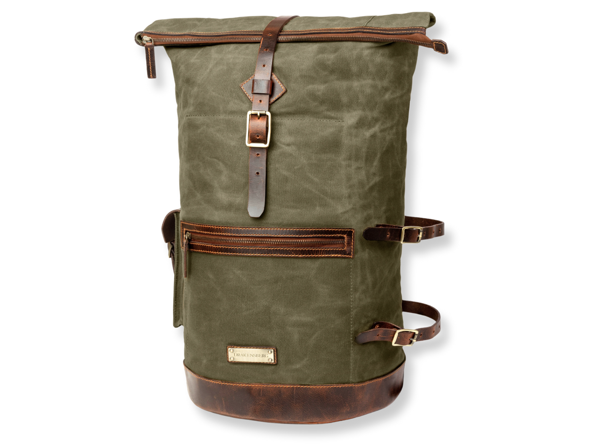 Rolltop-Verschluss und Fronttasche des Rucksacks Dale aus grünem Wachs-Canvas
