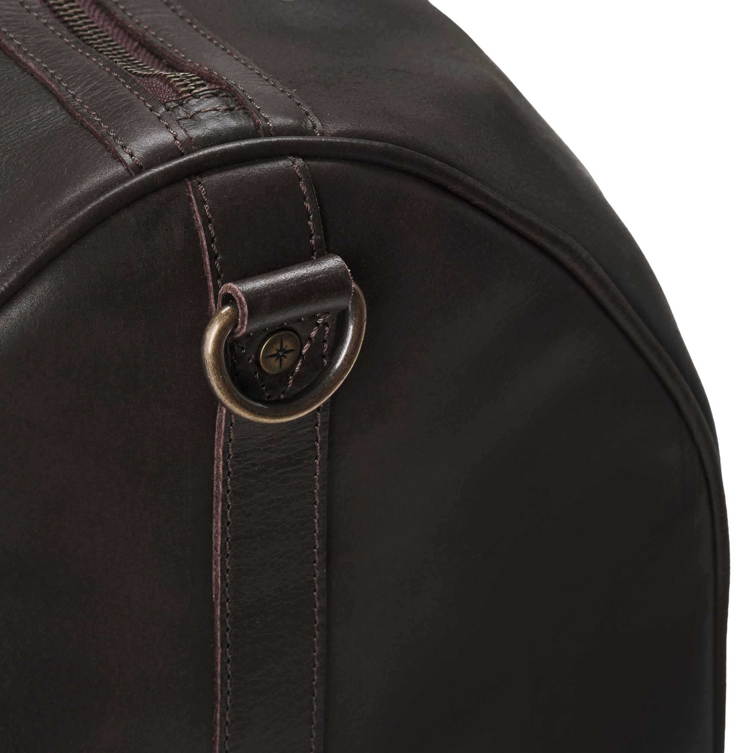 DRAKENSBERG Weekender aus Leder für Herren und Damen in Dunkelbraun – handgefertigte Reisetasche aus Büffelleder - Seitendetail mit Kompassniete